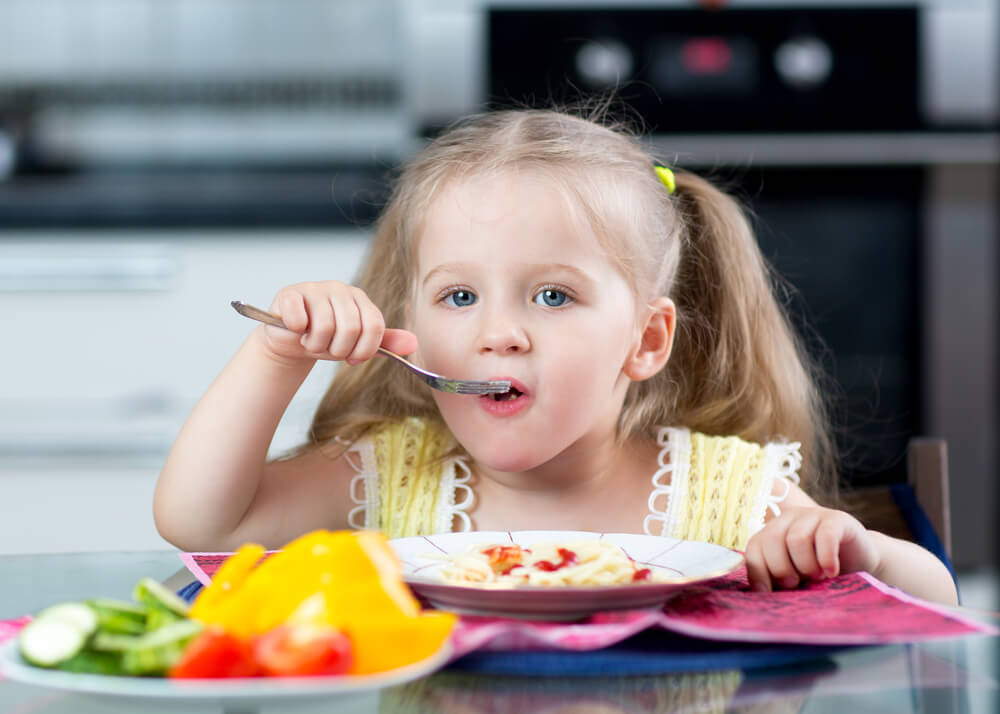 Alimentação infantil: seu filho está comendo bem e o suficiente?