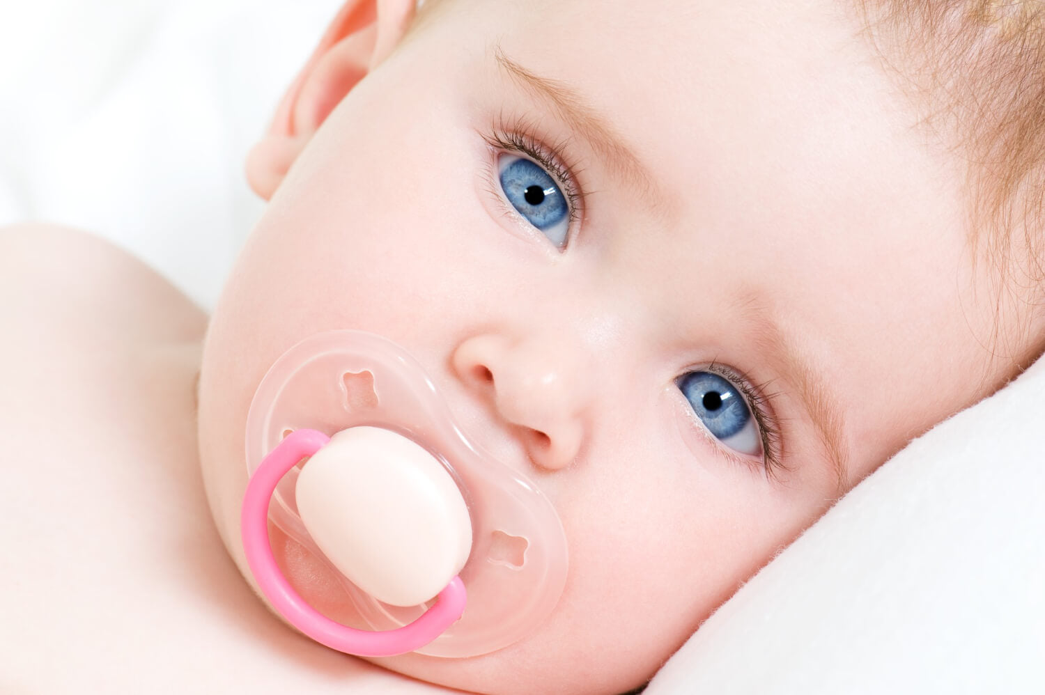 O que são as bolinhas brancas na boca do bebê?