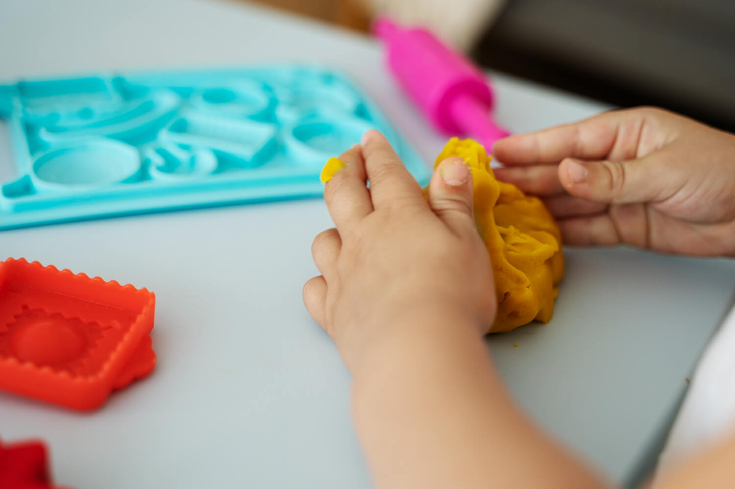 Brincadeiras sensoriais: estimulando o desenvolvimento infantil por meio dos sentidos