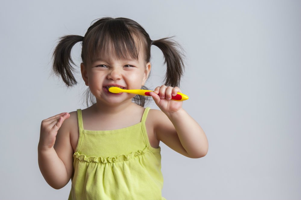 Criança escovando os dentes: como ensinar os seus filhos