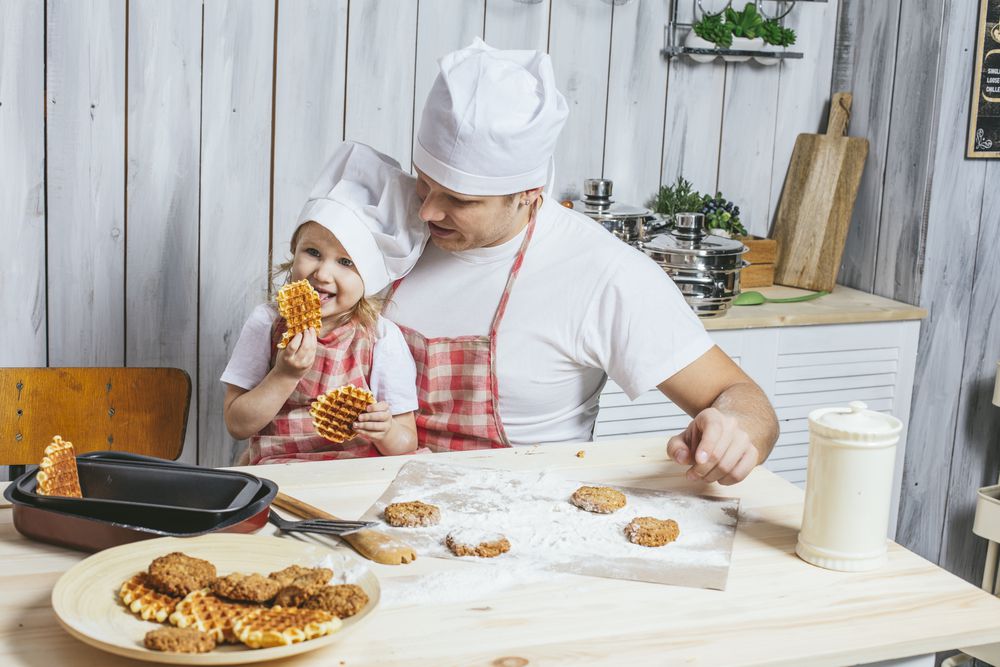 Cozinhar com crianças: saiba como ensiná-las a arte
