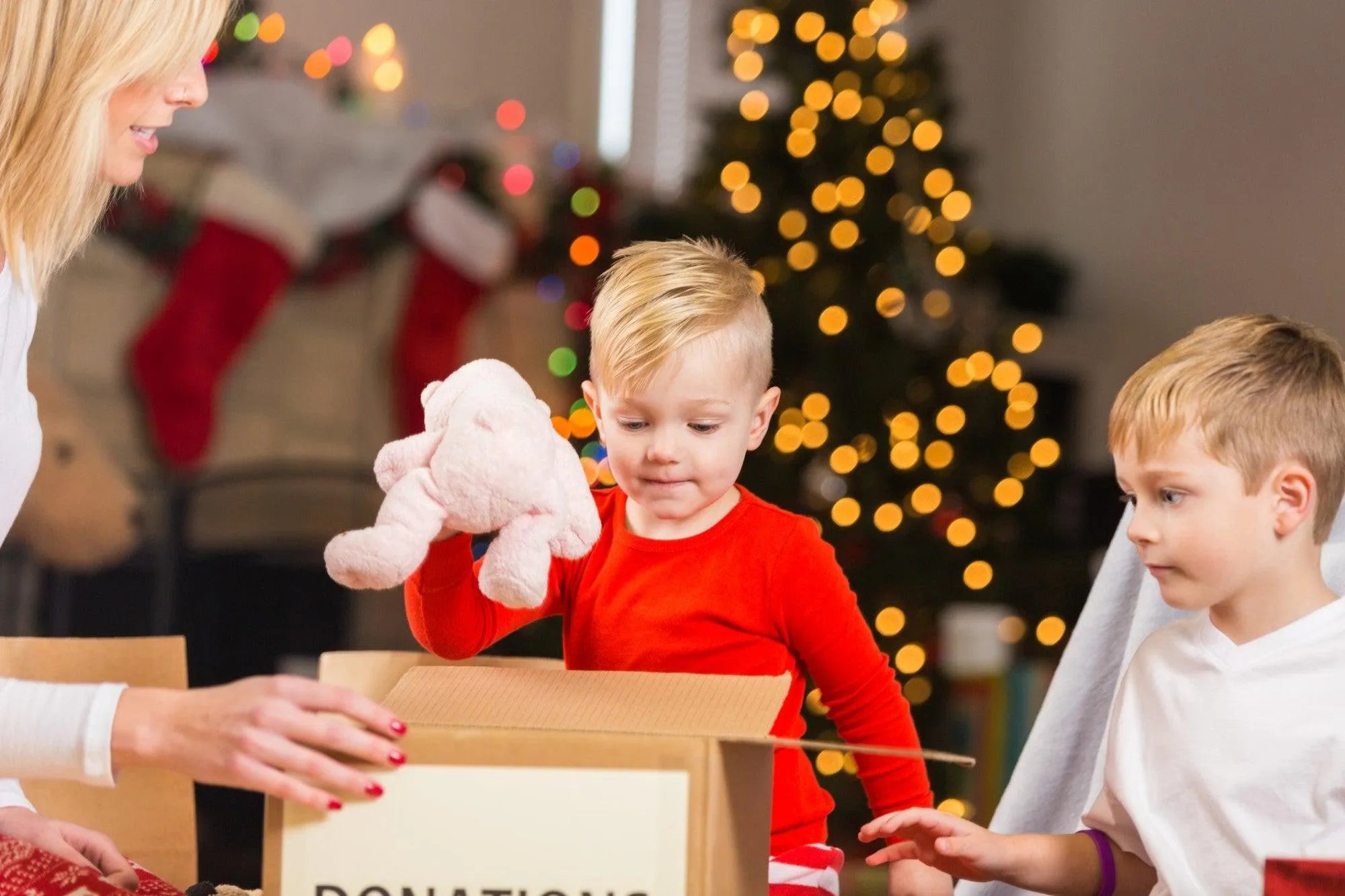 Descubra como ensinar seu filho sobre doação de brinquedos no Natal