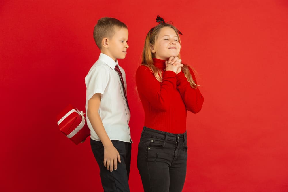 Criança namora de brincadeira? Uma reflexão sobre a adultização infantil