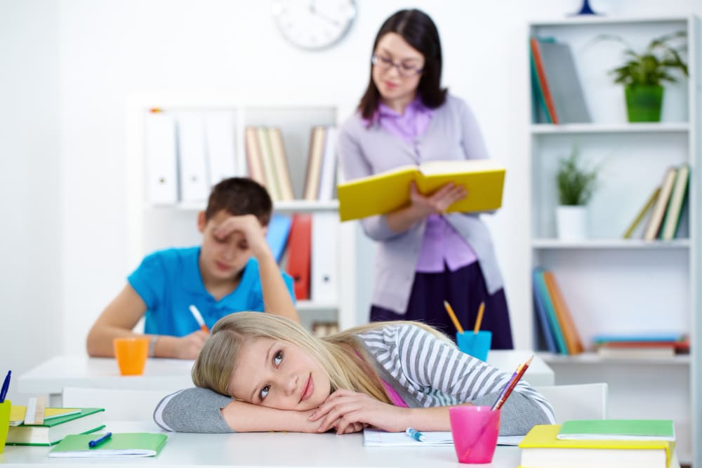 Meu filho inventa histórias e mente sobre a família para a professora: por que ele faz isso?