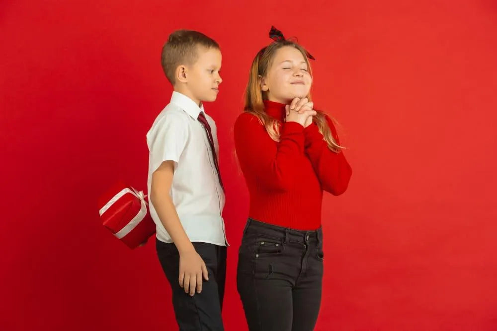 Criança namora de brincadeira? Uma reflexão sobre a adultização infantil