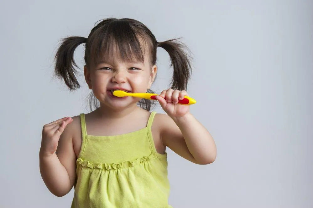 Criança escovando os dentes: como ensinar os seus filhos