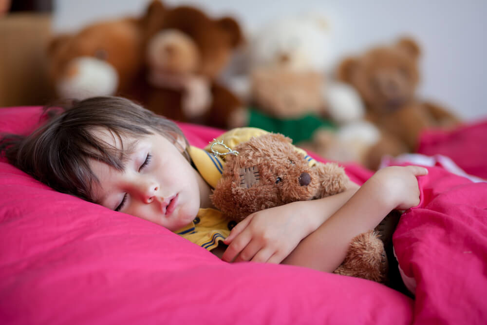 Como podemos ajudar o nosso filho de 2 anos a dormir sozinho na